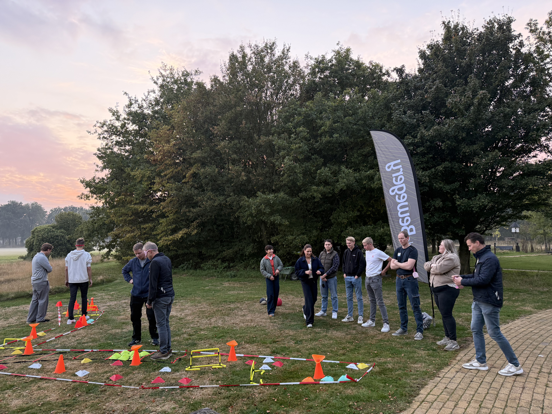 Groepscollaboratie tijdens een teamtraining van De Bewegerij in Weerselo, gericht op verbinding en communicatie